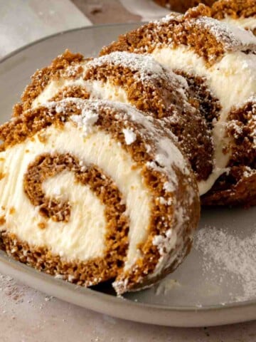 Pumpkin roll sliced featured image.