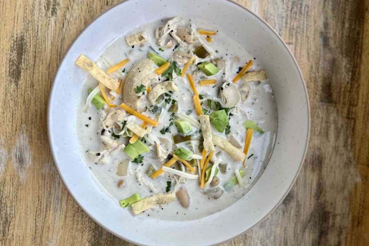 Fall Crockpot Recipes - Crockpot White Chicken Chili - the Wholesome Spoon.
