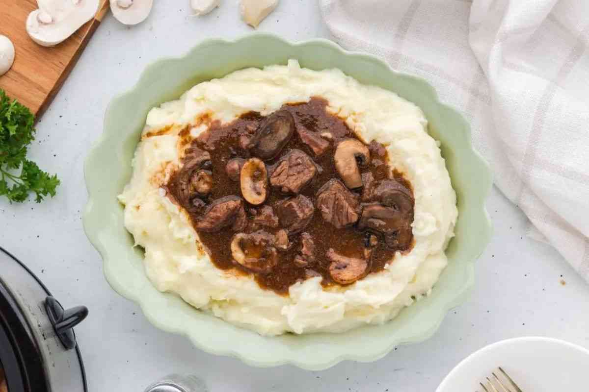 Fall Crockpot Recipes - Easy Slow Cooker Beef Tips and Gravy Recipe - Year round Pantry.