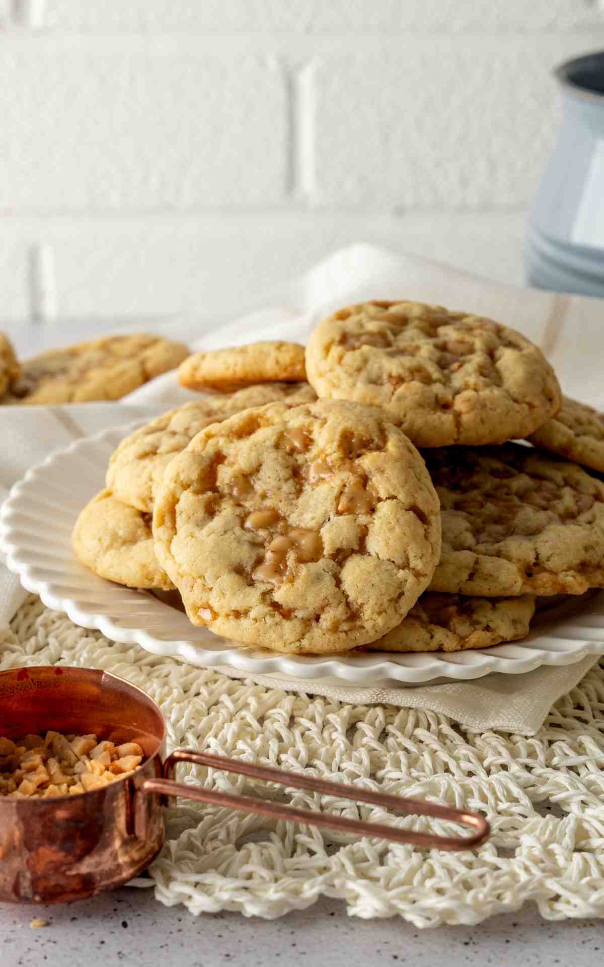 Toffee cookies on a scalloped plate.