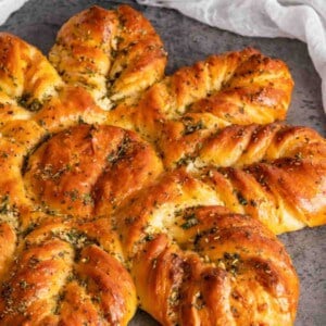 cheesy garlic star bread featured image.