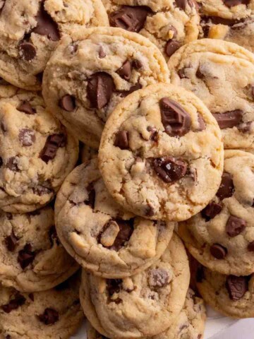 Eggless chocolate chip cookies featured image.