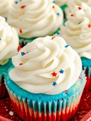 Red white and blue cupcakes featured image.
