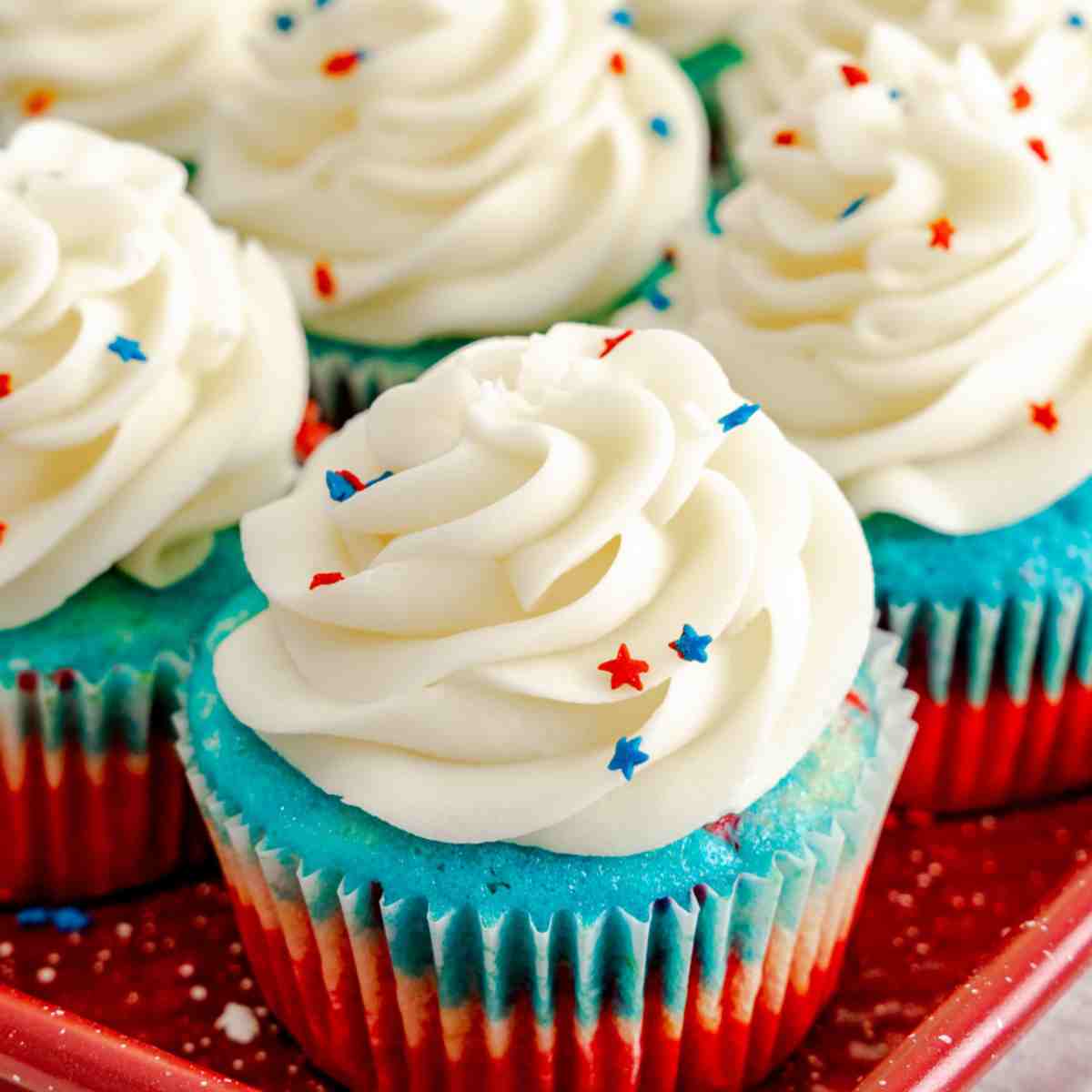 Red white and blue cupcakes featured image.