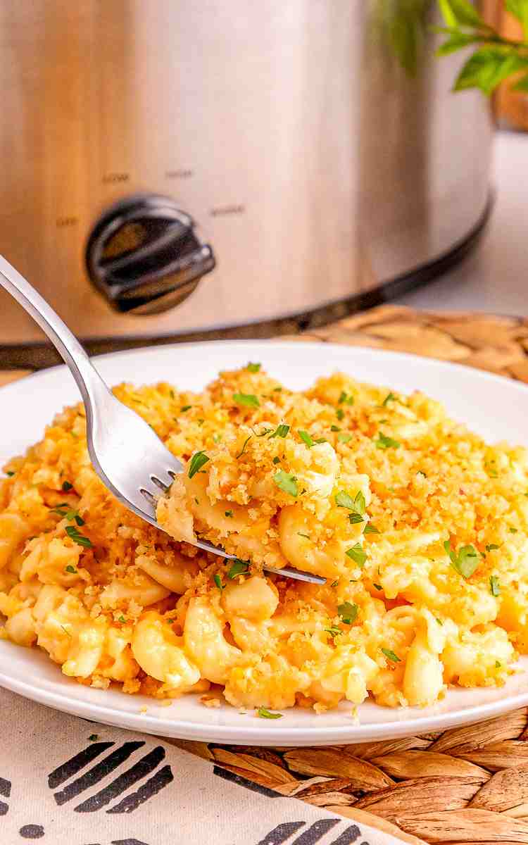 A forkful of panko easy mac and cheese.